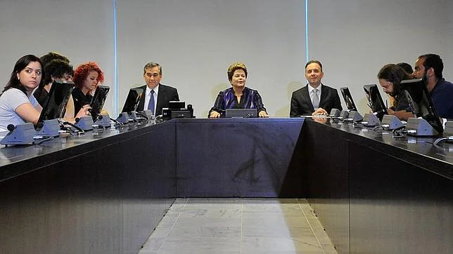 Rousseff propone un plebiscito para realizar una reforma política