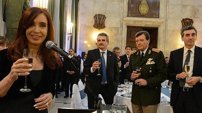 Cristina Fernández sube el sueldo a los militares a tres meses de las legislativas
