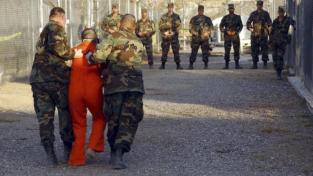 Un juez prohíbe la «exagerada práctica» de cachear los genitales en Guantánamo