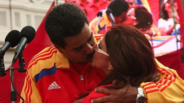 Maduro pide ayuda electoral a la farándula venezolana