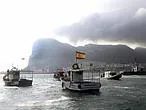 Barcos españoles faenan en la Bahía de Algeciras frente a las costas del Peñón