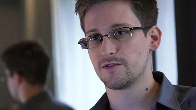 Snowden quedó bloqueado en Moscú porque Cuba rechazó su entrada en la isla, según un diario ruso