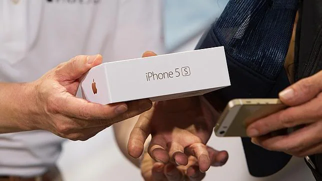 Apple comienza a vender sus nuevos modelos de iPhone 5S y iPhone 5C