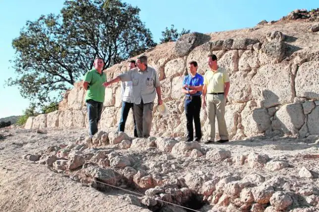 La excavación del Cerro de la Merced de Cabra saca a la luz una muralla romana