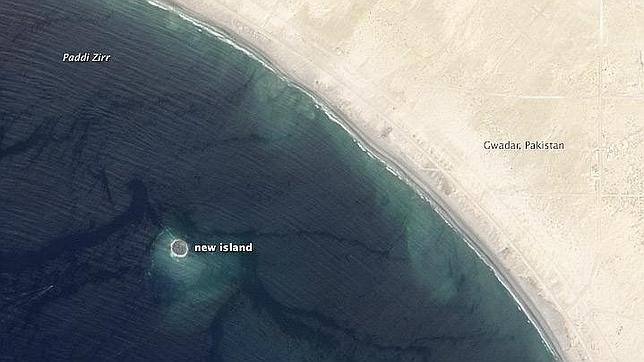 La nueva isla surgida del terremoto de Pakistán, vista desde el espacio