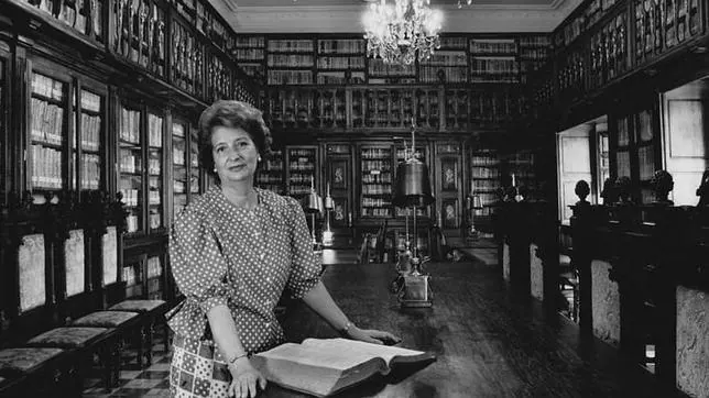La Biblioteca nombra directora honoraria a Julia Méndez Aparicio