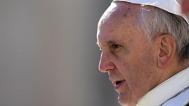 Papa Francisco: «La corrupción comienza con un pequeño sobre… ¡y después es como la droga!» 