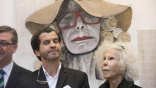 La duquesa de Alba visitó la exposición del escultor toledano Alberto Romero 