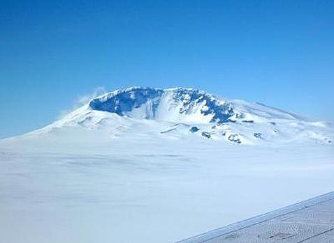 Descubren un volcán humeante bajo el hielo de la Antártida