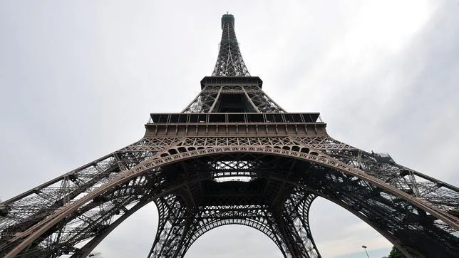 Vendido un fragmento de 750 kilos de la torre Eiffel por 220.000 euros