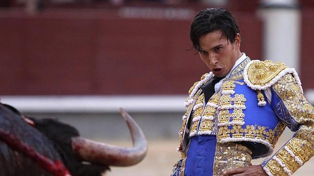 Un toro atraviesa el gemelo a Alberto Aguilar en Cali
