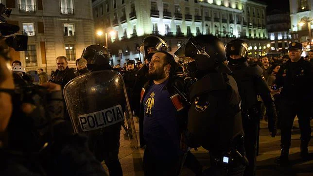 La izquierda jalea a grupos radicales para llevar a toda España la violencia callejera