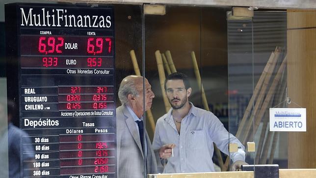 El peso argentino continúa su caída libre