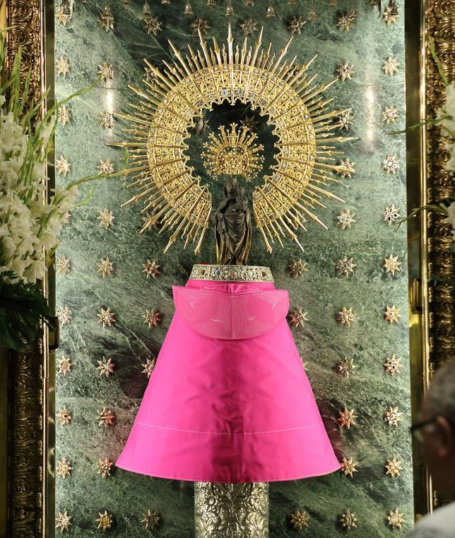 La Virgen del Pilar luce por primera vez un capote de brega como manto