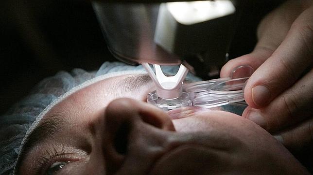 Implantan por primera vez en España una córnea artificial