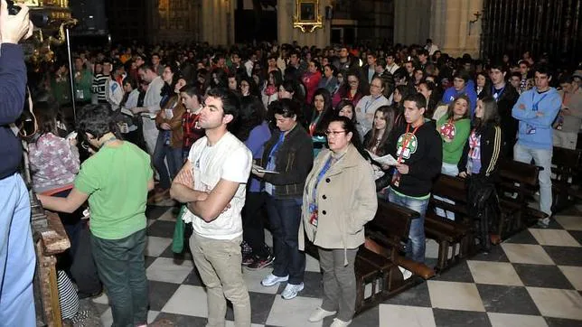 Aumentan los españoles que se declaran católicos y asisten a misa, coincidiendo con el primer año del Papa Francisco