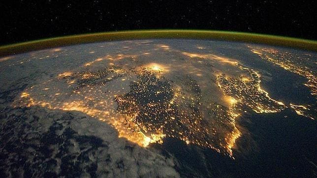 El derroche de luces que apaga los cielos de España