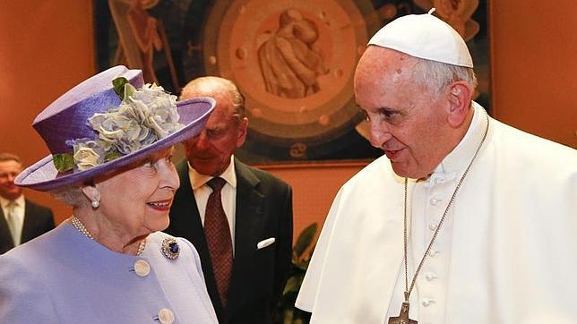 La reina de Inglaterra hace esperar 15 minutos al Papa Francisco en su primer encuentro en el Vaticano