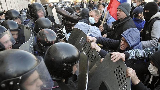 Activistas prorrusos asaltan edificios estatales en el este de Ucrania