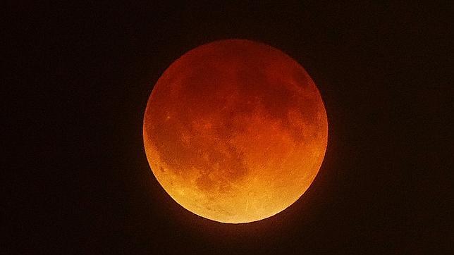 La primera luna de sangre deslumbra a medio mundo 