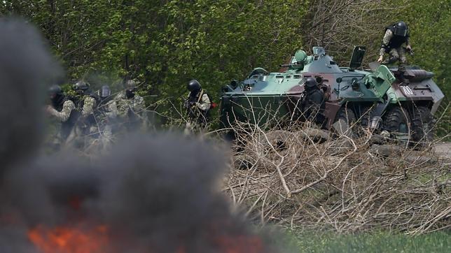 Fuerzas especiales ucranianas avanzan con blindados hacia Slaviansk