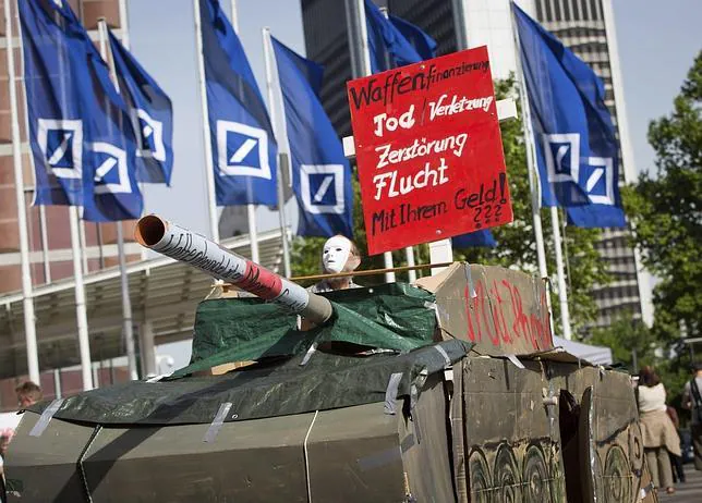 Manifestantes «antisistema» asaltan la junta de accionistas del Deutsche Bank