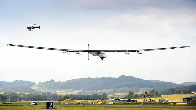 Primer vuelo del avión solar que dará la vuelta al mundo