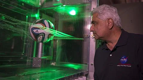 Rabi Mehta examina la aerodinámica del balón Brazuca