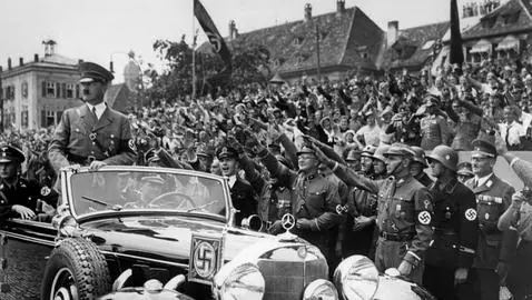 Hitler, dos años antes de la guerra, pasea frente a sus seguidores en Alemania. AFP