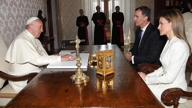 Felipe VI se despide del Papa Francisco  «con la esperanza de verle en España»