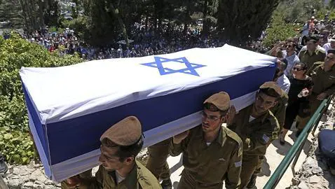 Soldados israelís portan un féretro