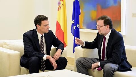 Rajoy y Sánchez conversan durante la reunión