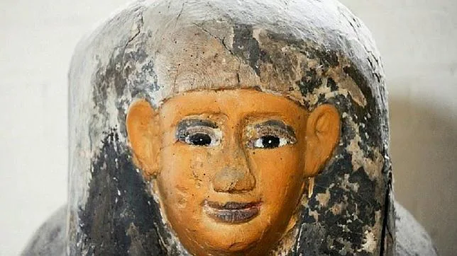 Descubren un sarcófago egipcio dentro de la pared de una casa en Inglaterra
