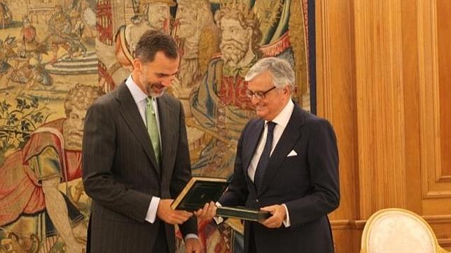 Torres-Dulce entrega al Rey la Memoria de la Fiscalía del año 2013