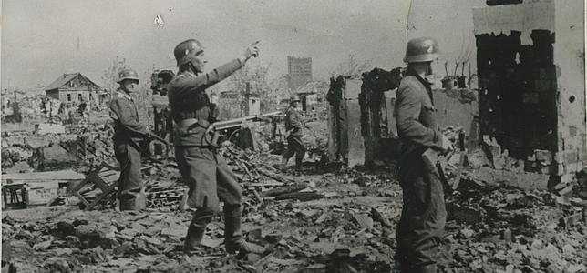 Stalingrado. Septiembre de 1942. La ciudad roja vivía sus últimos momentos, defendida con tesón por el fanatismo de los soldados de Moscú