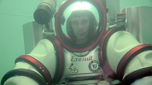 El traje de buzo «medio robot, medio submarino» que permite estar dos días en las profundidades