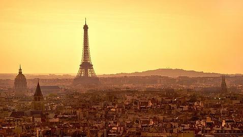 La Torre Eiffel no solo reina en el cielo parisino, también en todas las fotografías de la ciudad