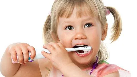Consejos para cuidar los dientes y encías de los más pequeños