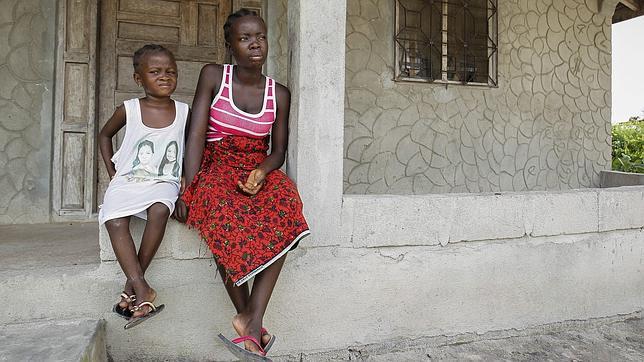 La epidemia de ébola afecta a más mujeres que hombres en África Occidental