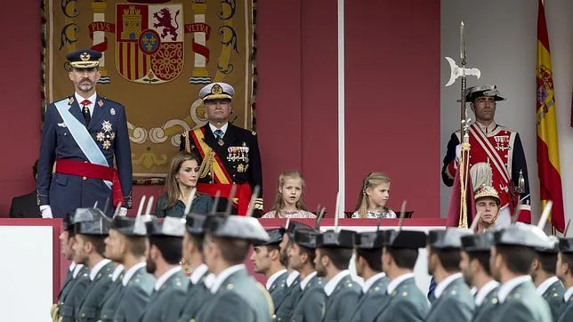 Don Felipe preside como Rey su primer desfile militar de la Fiesta Nacional 