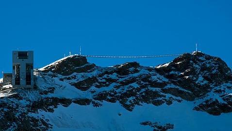 Así es el primer puente colgante del mundo entre dos picos de montaña