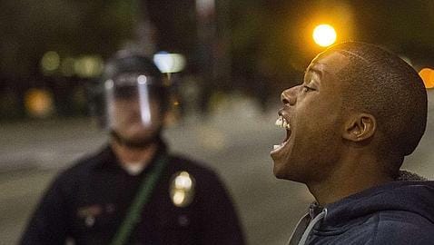 Un joven negro grita contra la Policía en Ferguson