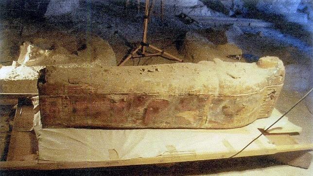Arqueólogos españoles hallan en Egipto el sarcófago y momia de la cantora de Amón