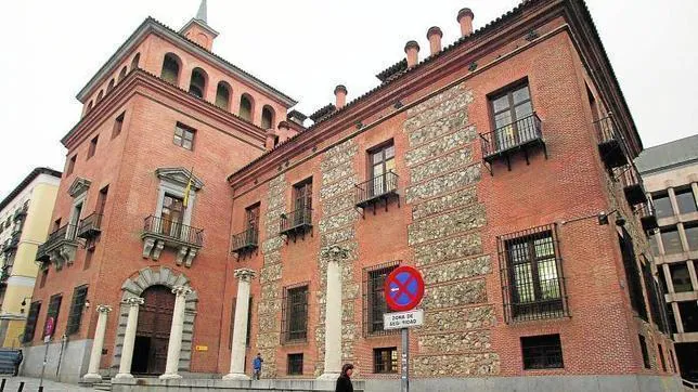 La Casa de las Siete Chimeneas, la leyenda del palacio maldito de Madrid