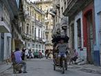 Un ciclotaxi este miércoles en las calles de La Habana