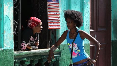 Dos mujeres, en una cafetería pequeña en La Habana 