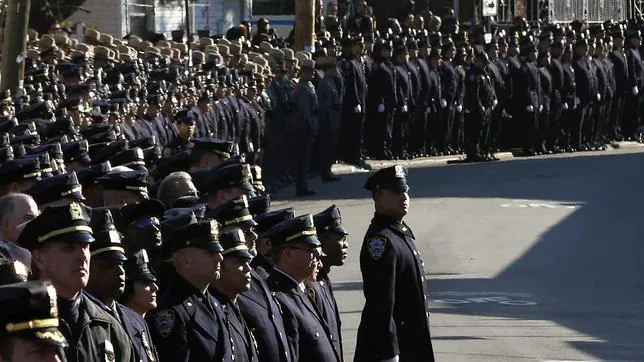 Miles de policías despiden al último agente asesinado por violencia racial en Nueva York
