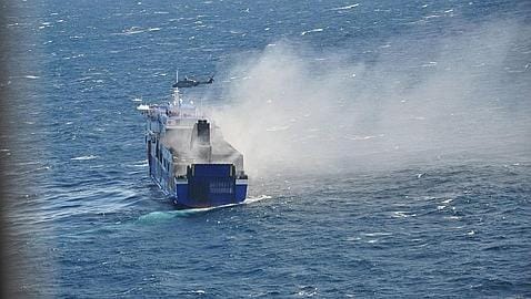 El ferry incendiado en aguas del Adriático