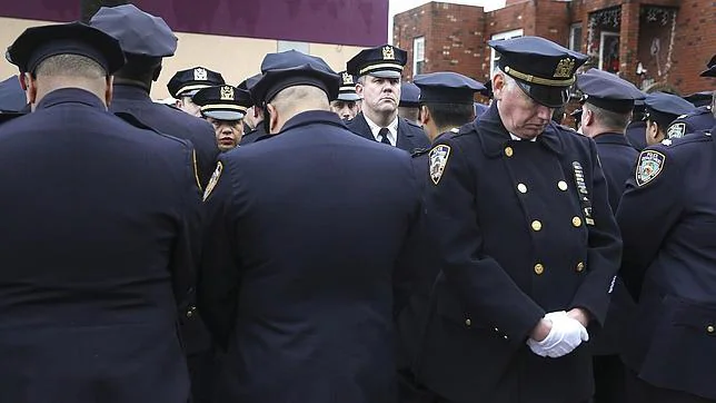 Decenas de policías vuelven a dar la espalda al alcalde de Nueva York en el funeral de un compañero