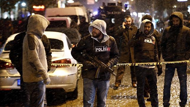 Un ataque suicida contra una comisaría del centro de Estambul deja un policía muerto 